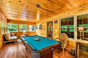 Games room - Bear Paw near Helen, Wineries & Hiking! (Clarkesville)