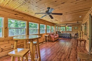 Interior - Georgia Peach! Min to Helen & Hiking! (Clarkesville)