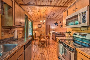 Fridge, microwave, oven, stovetop - Georgia Peach! Min to Helen & Hiking! (Clarkesville)