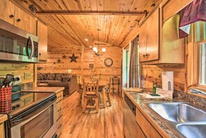 Private kitchen - Highline 4 bdrm Cabin! Pool Table! No Service Fee! (Clarkesville)
