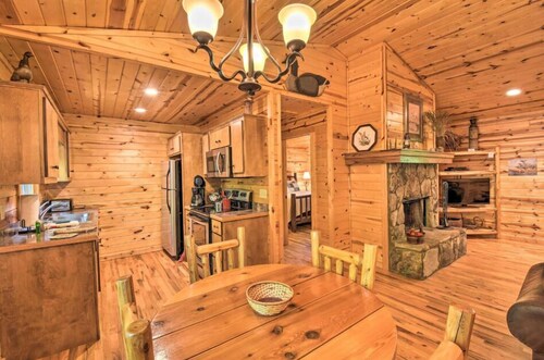 Highline 4 bdrm Cabin! Pool Table! Near Helen!