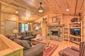 Living area - Highline 4 bdrm Cabin! Pool Table! No Service Fee! (Clarkesville)