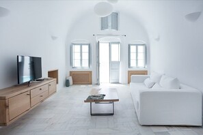 TV - Villa Neressa, Divine Sea Views, Private Pool and Hot Tub, Furnished Terrace (Santorini)