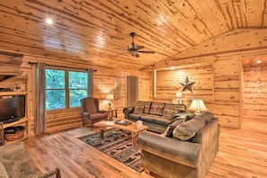 Living area - New! Mtn Laurel 6/5! Pool Table & No Service Fees! (Clarkesville)