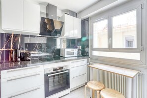 Køleskab, mikrobølgeovn, ovn, kogeplade