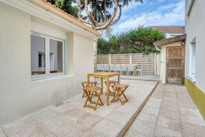 Outdoor dining - Cozy ground-floor villa flat* Paris, ExpoPark, CDG (Aulnay-sous-Bois)