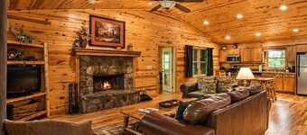 Roundabout Cabin! Pool Table! Close to Helen!