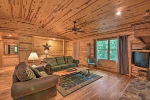 Smart TV, fireplace - Roundabout Cabin! Pool Table! Close to Helen! (Clarkesville)
