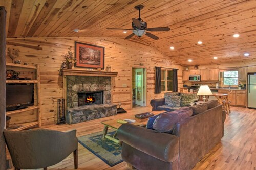 Roundabout Cabin! Pool Table! Close to Helen!