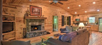 Roundabout Cabin! Pool Table! Close to Helen!