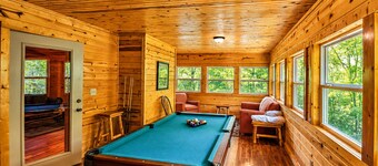 Roundabout Cabin! Pool Table! Close to Helen!