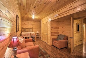 Interior - Roundabout Cabin! Pool Table! Close to Helen! (Clarkesville)