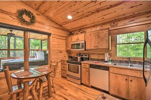 Fridge, microwave, oven, stovetop - Hot Tub! Close to Helen, Hiking & Wineries! (Clarkesville)
