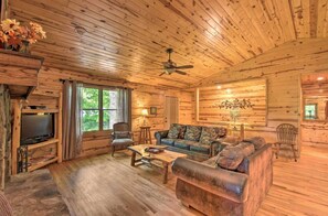 Smart TV, fireplace - 6/5 Valley View! Close to Helen! Near Hiking & Wineries (Clarkesville)