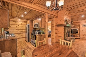 Private kitchen - 6/4 Wishing Well! Pool Table! No Service Fee! (Clarkesville)