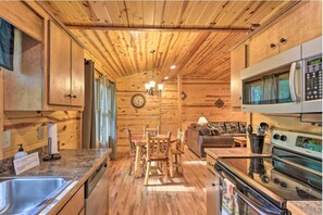 Fridge, microwave, oven, stovetop - 6/4 Wishing Well! Pool Table! Minutes to Helen! (Clarkesville)