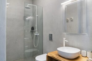 Douche, serviettes fournies, savon, shampoing