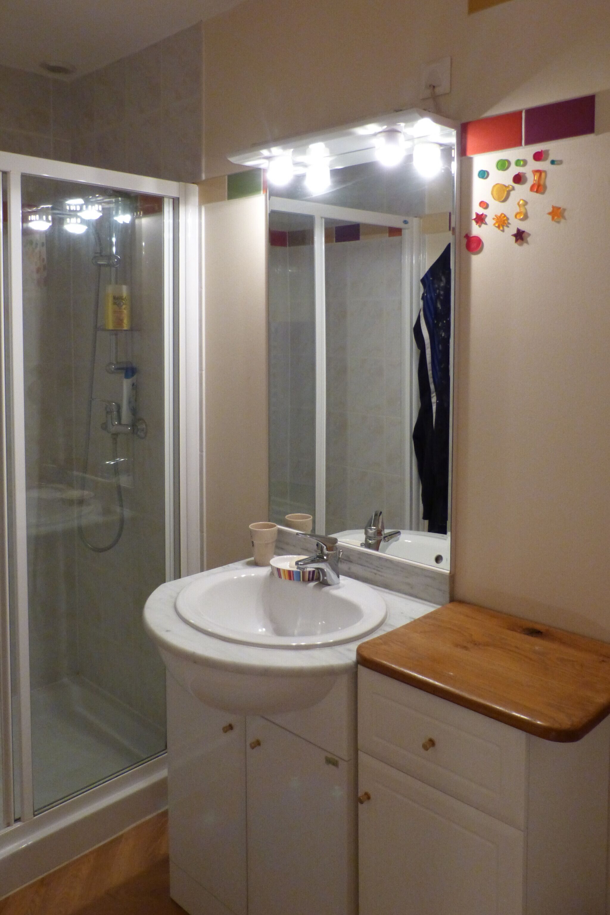 Een douche, een haardroger, handdoeken, zeep