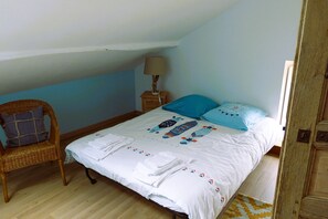 5 bedrooms, iron/ironing board, free WiFi, bed sheets
