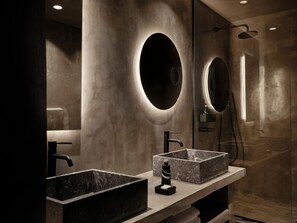Een douche, handdoeken, zeep, shampoo