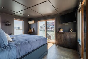 Room - Luxe Black Houseboat: Inner Harbor Skyline Views (Baltimore)