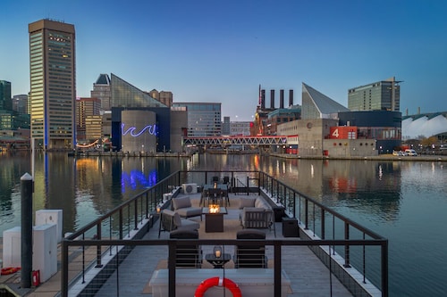 Luxe Black Houseboat: Inner Harbor Skyline Views
