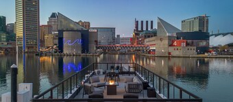 Luxe Black Houseboat: Inner Harbor Skyline Views