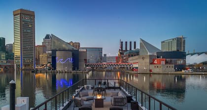Luxe Black Houseboat: Inner Harbor Skyline Views