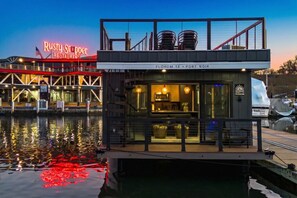 Exterior - Luxe Black Houseboat: Inner Harbor Skyline Views (Baltimore)