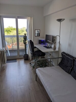 2 chambres, bureau, fer et planche à repasser, accès au Wi-Fi (inclus)
