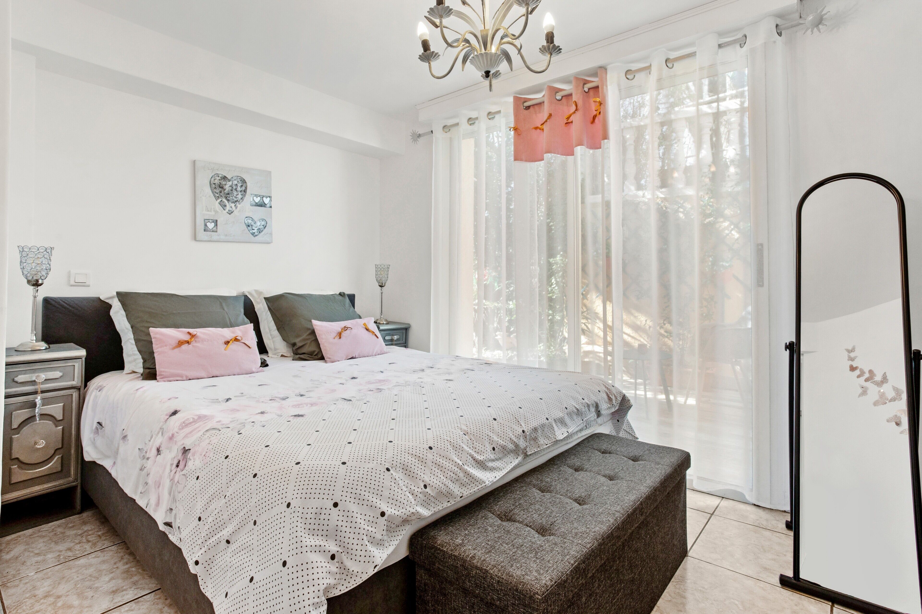 Iron/ironing board, WiFi, bed sheets