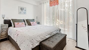 Tabla de planchar con plancha, wifi y ropa de cama