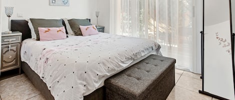 Iron/ironing board, WiFi, bed sheets
