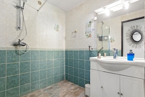 Shower, hair dryer, towels