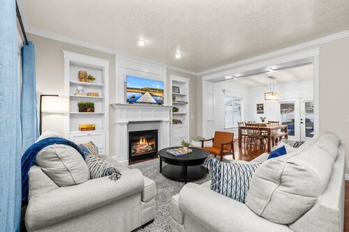 Mega Hot Tub - Fire Pit - Play Room - Sleeps 12