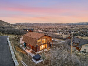 Exterior - Dreamy Mountain Escape - Game Rm - Hot Tub - Grill (Midway)