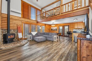 Living area - Dreamy Mountain Escape - Game Rm - Hot Tub - Grill (Midway)