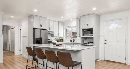 Private Pool and Hot Tub, 4-bedroom Stay