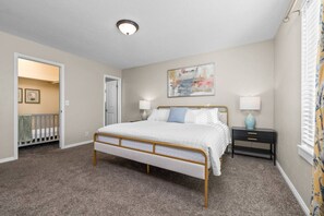 Desk, iron/ironing board, WiFi, bed sheets - Cozy Orem House | Playground | Game Rm | Bunk Rm (Orem)