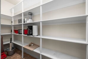 Interior - Cozy Orem House | Playground | Game Rm | Bunk Rm (Orem)