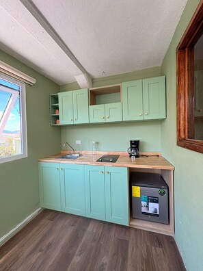 Shared fridge, microwave, stovetop, cookware/dishes/utensils - Naab Apart Complex (Panajachel)