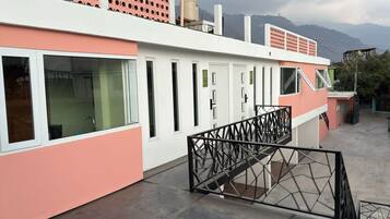 Familieleilighet, balkong, utsikt mot bukt | Overnattingsstedets uteområder