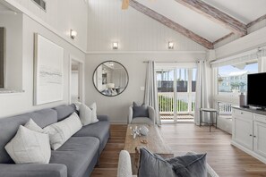 Smart TV - Coastal Bungalow Retreat,  Bikes & Spacious Sun Deck – Minutes to the Beach (Inlet Beach)