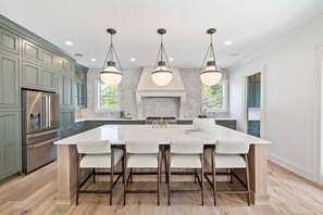 Fridge, microwave, oven, stovetop - An extraordinary 30A retreat where European elegance meets coastal luxury (Santa Rosa Beach)