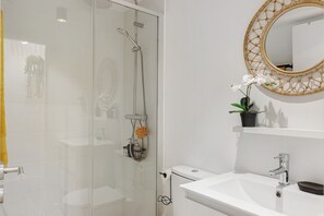 Shower, hair dryer, towels - Holiday Home 'Cantinho Da Lapa' with Private Terrace, Wi-Fi and Air Conditioning (Porto)