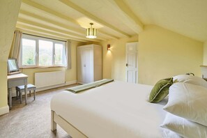 4 bedrooms, iron/ironing board, Internet, bed sheets