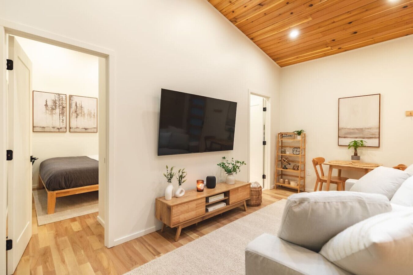 1 dormitorio, escritorio, tabla de planchar con plancha y cuna de viaje