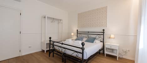 2 habitaciones y tabla de planchar con plancha