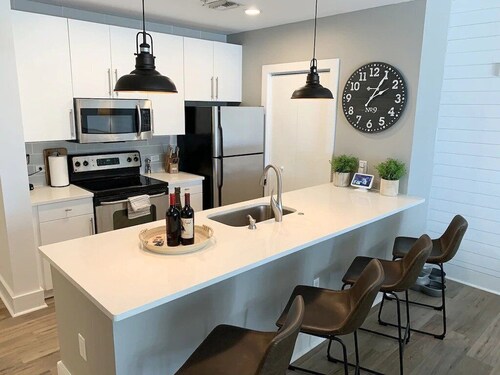 City Lights & Kits Vibes:  Walk to Kits Beach & Granville Island!