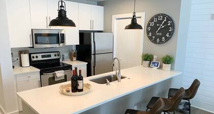 City Lights & Kits Vibes: Walk to Kits Beach & Granville Island!